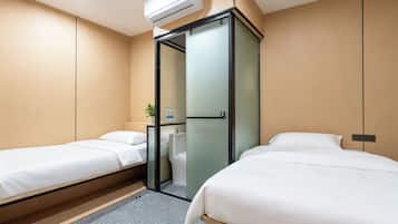 Habitación básica con 2 camas individuales | Tabla de planchar con plancha, wifi gratis, ropa de cama