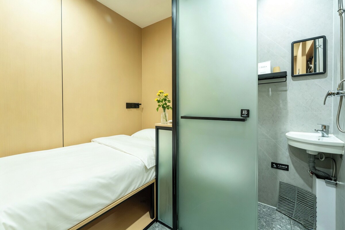 Habitación individual básica | Tabla de planchar con plancha, wifi gratis y ropa de cama 