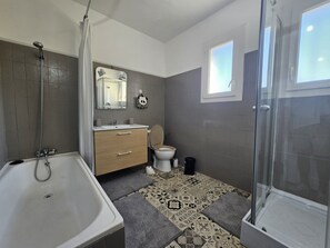 Bathroom - Vrbo Property (Pertuis)