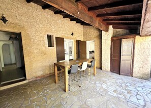 Outdoor dining - Vrbo Property (Pertuis)