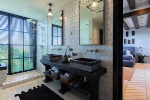 Biệt thự, quang cảnh biển | Phòng tắm | Đồ dùng nhà tắm miễn phí, máy sấy tóc, khăn tắm, xà phòng 