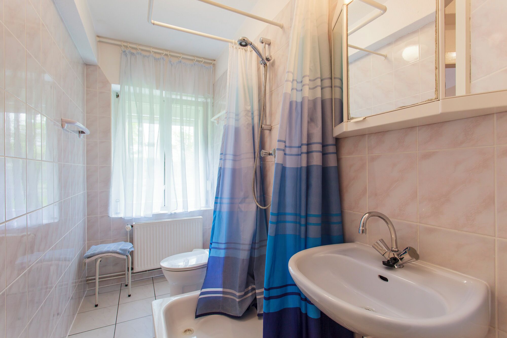 Dusche, Haartrockner, Seife, Toilettenpapier