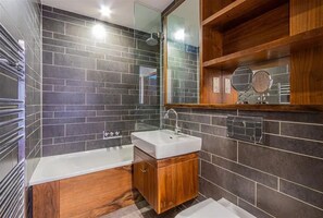 Hair dryer, soap, toilet paper - Spacious 2 Bedroom Apartment in the Heart of the City (Cardiff)