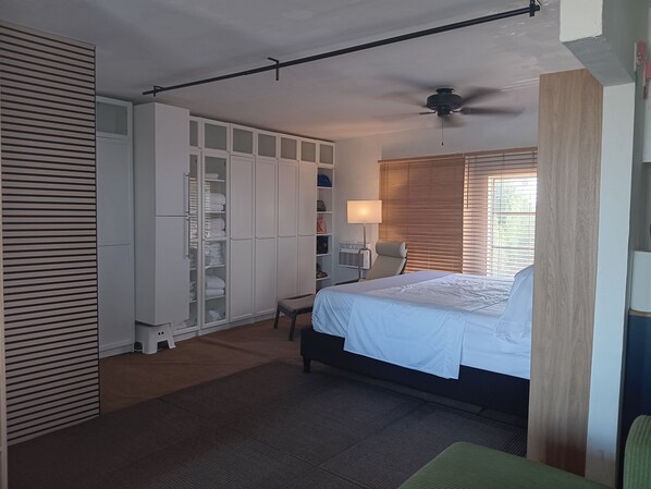 Room - Perfect studio with AC in nice Spring Hill location (Spring Hill)