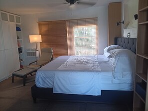 Room - Perfect studio with AC in nice Spring Hill location (Spring Hill)