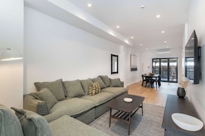 TV - The Langford, Stylish Heart of the CBD (Wellington)