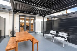 Outdoor dining - The Langford | Courtenay Place | 3BR CBD (Wellington)