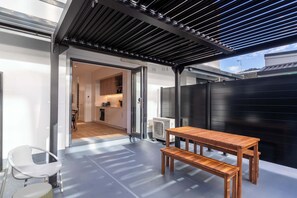 Outdoor dining - The Ascot, 3BR City Townhouse in Wellington (Wellington)