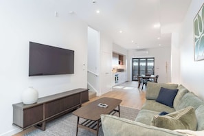 TV - The Ascot, 3BR City Townhouse in Wellington (Wellington)