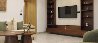 Charming 2-Bedroom Apartment in Central Tunis with Garden View