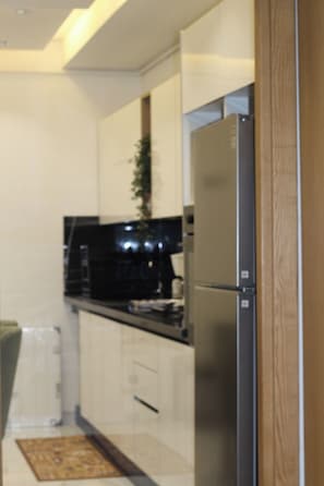 Coffee/tea maker, fridge, microwave, oven - Charming 2-Bedroom Apartment in Central Tunis with Garden View (Tunis)