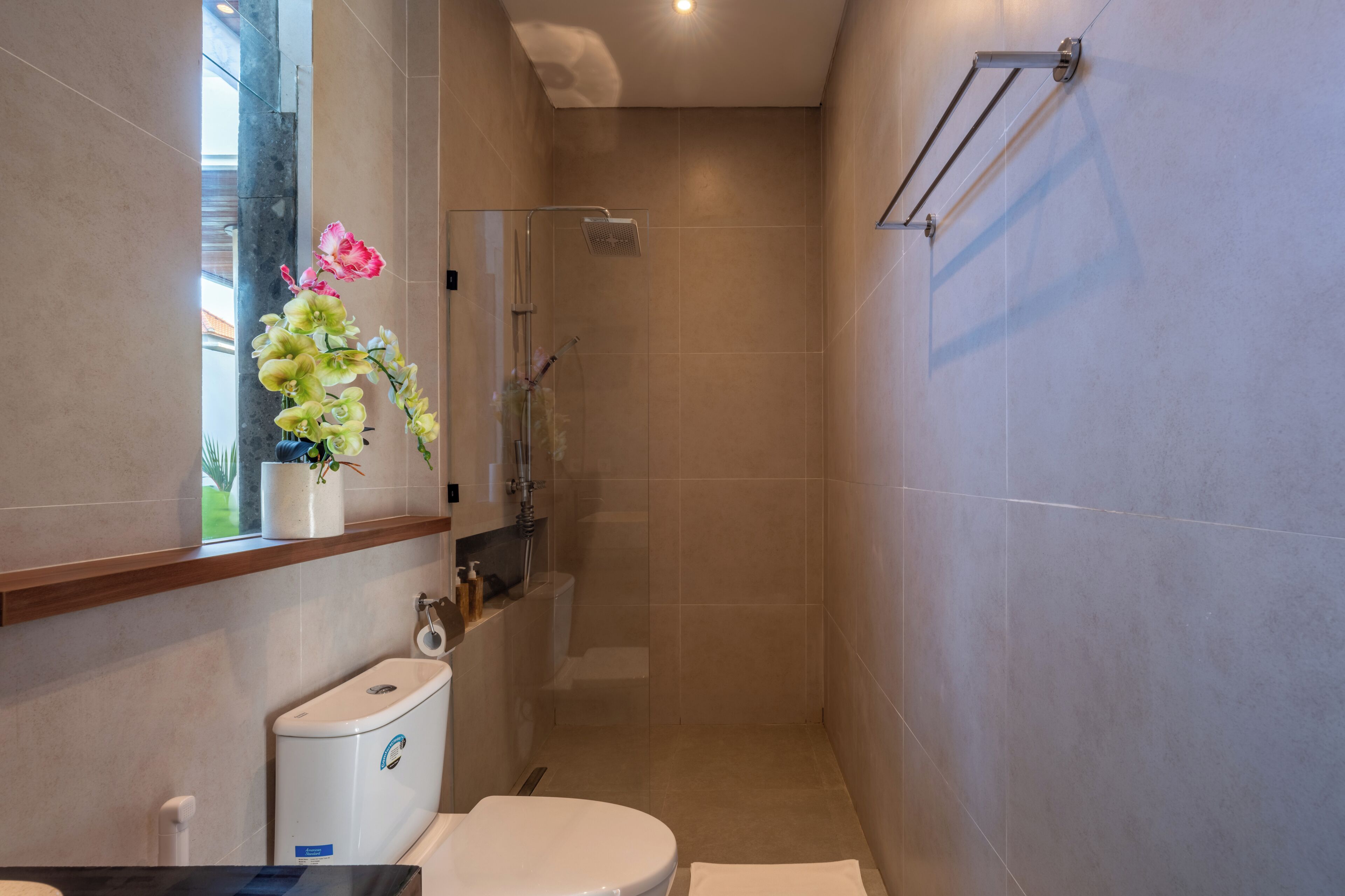 Un baño con inodoro, ducha y lavamanos.