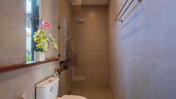 Un baño con inodoro, ducha y lavamanos.