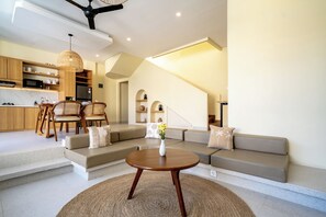 Vila, 2 quartos, piscina particular, vista para a piscina | Área de estar | Smart TV 50 polegadas com canais digitais
