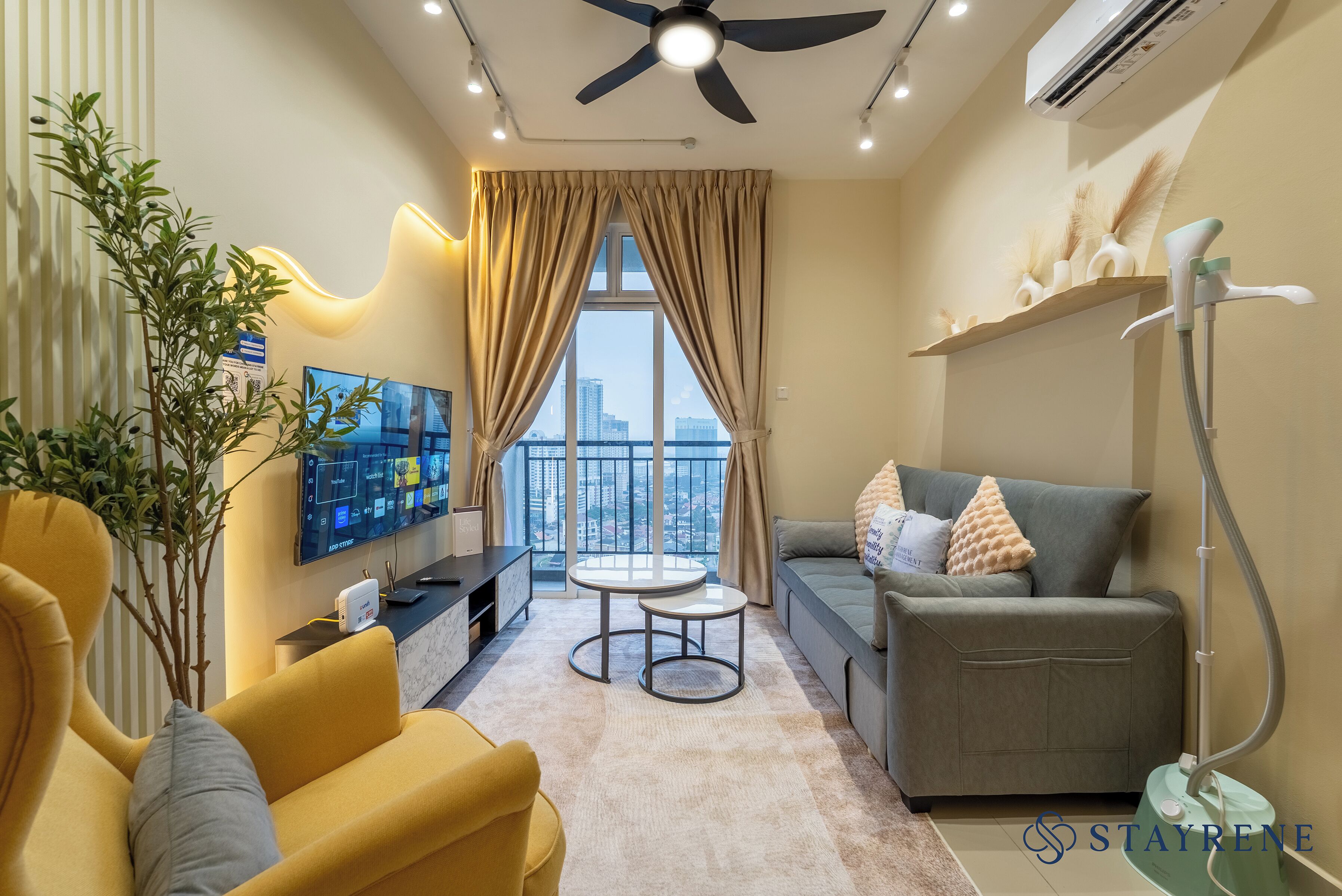 Deluxe Apartment, City View | Living area