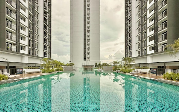 Outdoor pool - Trellis Residences by Stayrene (Johor Bahru)