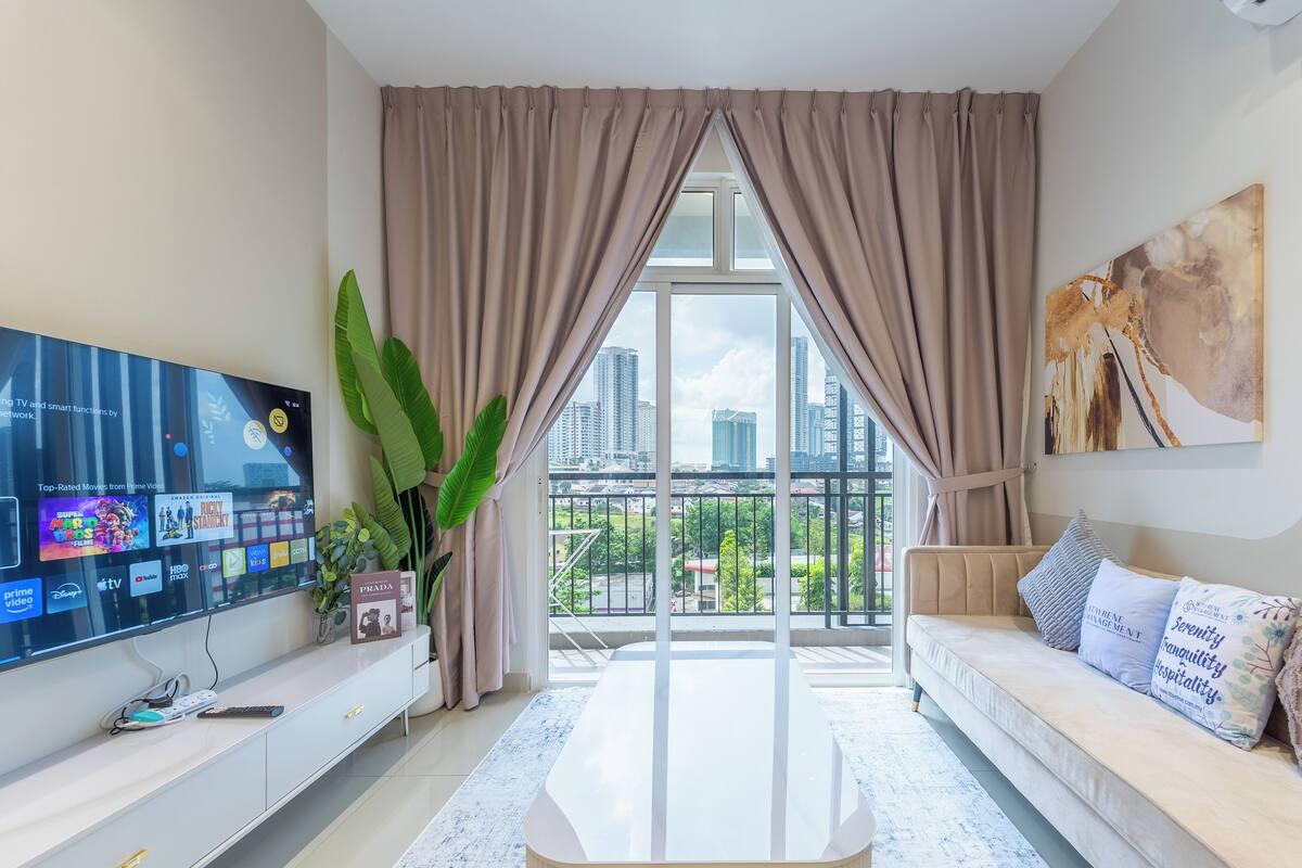 Căn hộ tiện nghi đơn giản, quang cảnh thành phố | Khu phòng khách