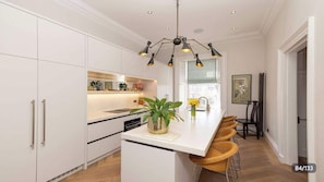 Fridge, microwave, oven, stovetop - Full Georgian Townhouse with Garden (Edinburgh)