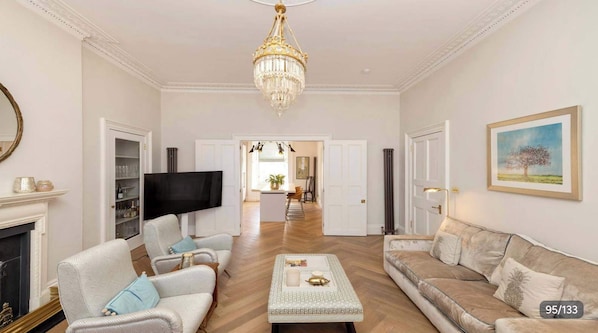 TV, offices - Full Georgian Townhouse with Garden (Edinburgh)