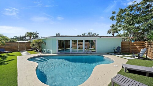 Family-Friendly 2BR Pool Home Near Siesta Key Beach in Sarasota, Florida