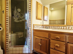 Jetted tub, hair dryer, towels, soap - Ski Cabin with Lake Views at Schweitzer in Idaho (Sandpoint)