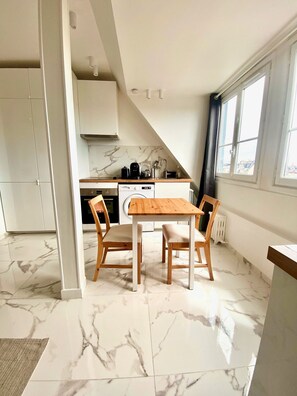 Dining - Vrbo Property (Neuilly-sur-Seine)
