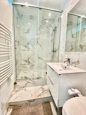 Bathroom - Vrbo Property (Neuilly-sur-Seine)