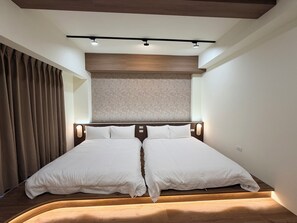Quarto de hotel moderno com uma cama grande, cabeceira de madeira e luminária no teto.