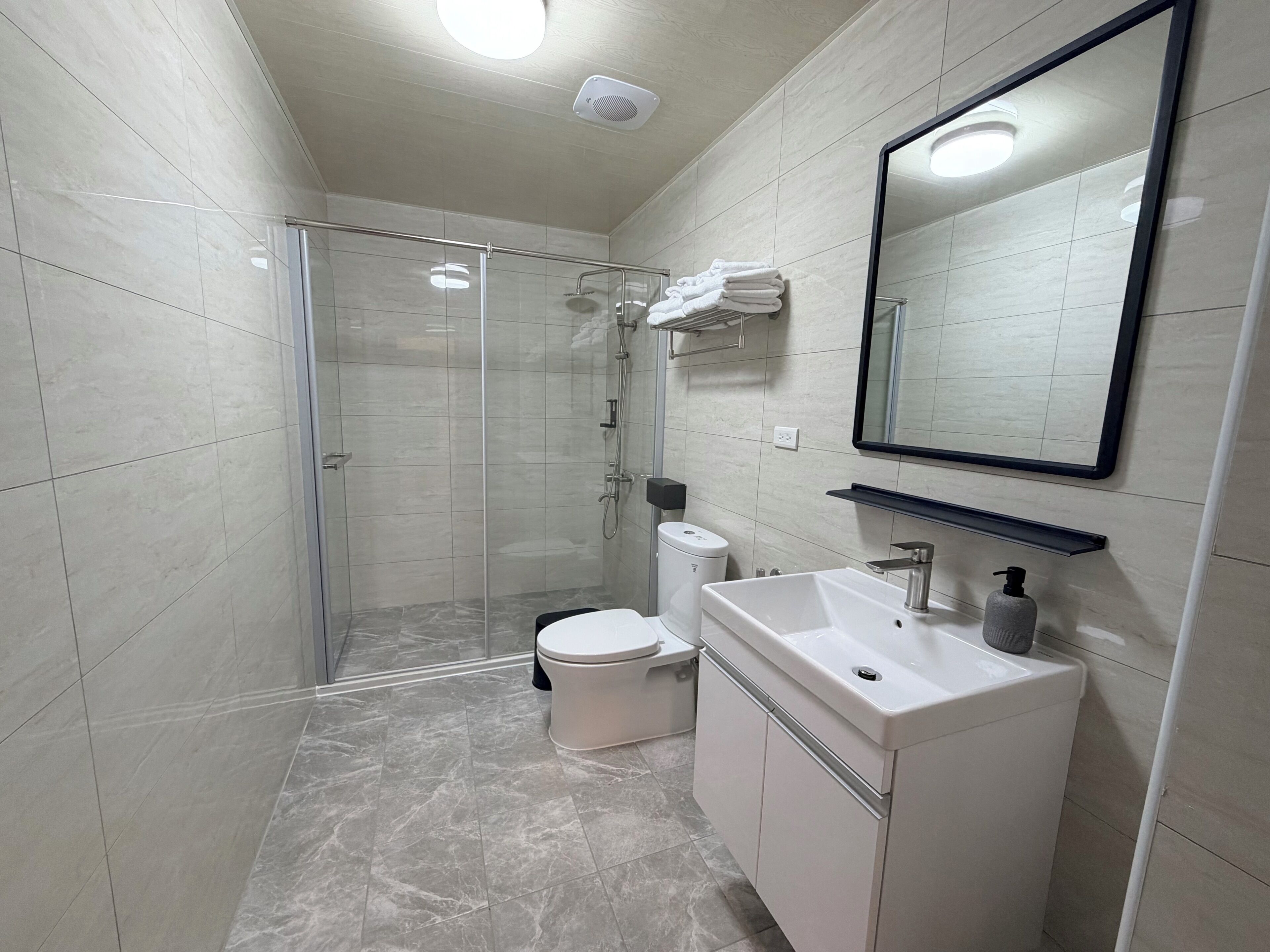Douche, articles de toilette gratuits, sèche-cheveux, chaussons