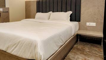 Deluxe Double Room, Garden View | Desk, laptop workspace, soundproofing, iron/ironing board