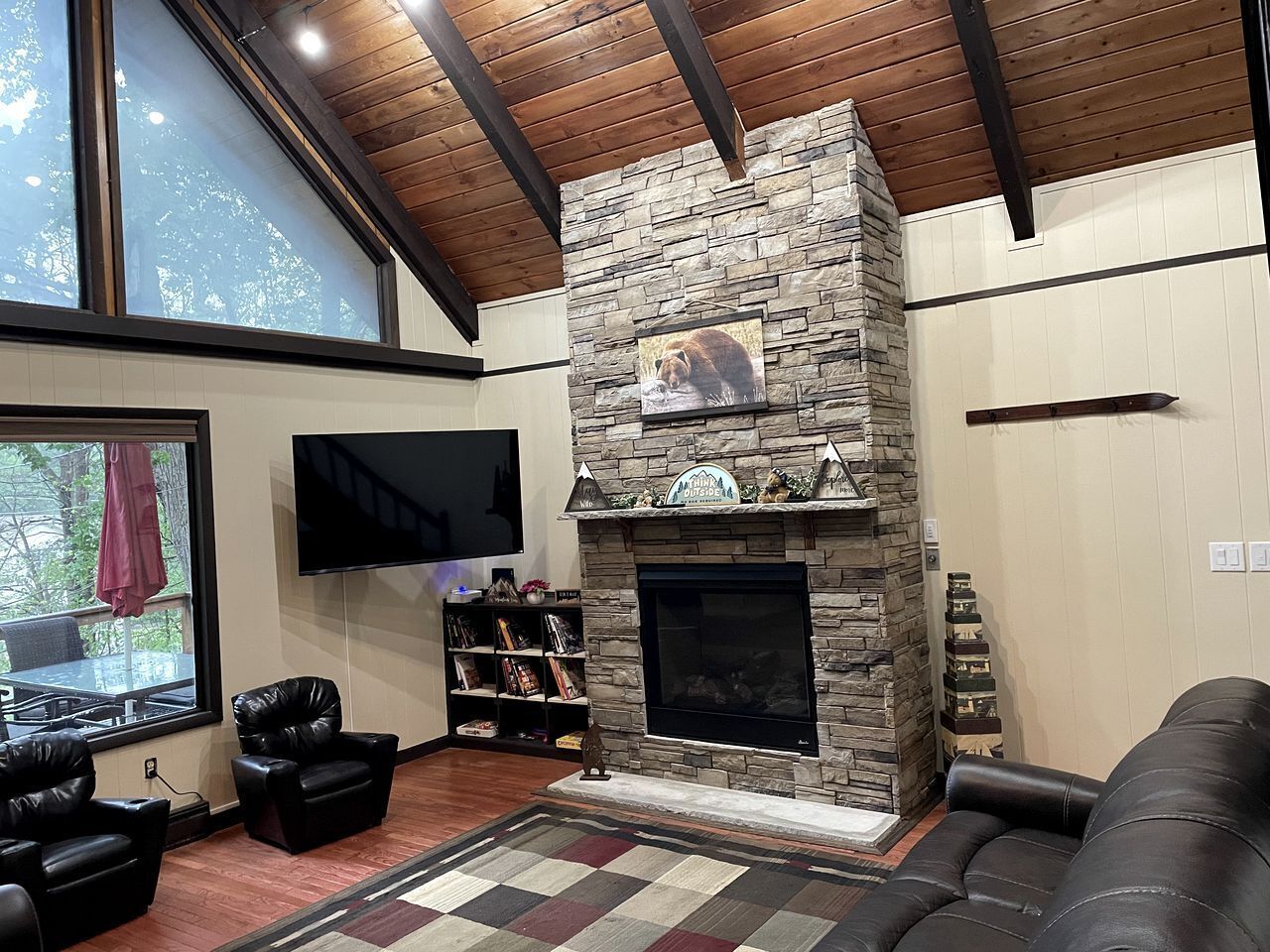 TV, fireplace