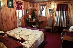 1 bedroom, desk, WiFi, bed sheets - Cozy 1BR Lake Cabin Near Mackinaw City on Paradise Lake, Michigan (Carp Lake)