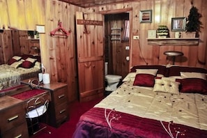 1 bedroom, desk, WiFi, bed sheets - Cozy 1BR Lake Cabin Near Mackinaw City on Paradise Lake, Michigan (Carp Lake)