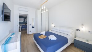 A modern hotel room with a bed, bedside table, and a mirror. - Villa Cristal - Sea View Villa With Private Garden (Praiano)