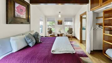 2 bedrooms, desk, iron/ironing board, WiFi