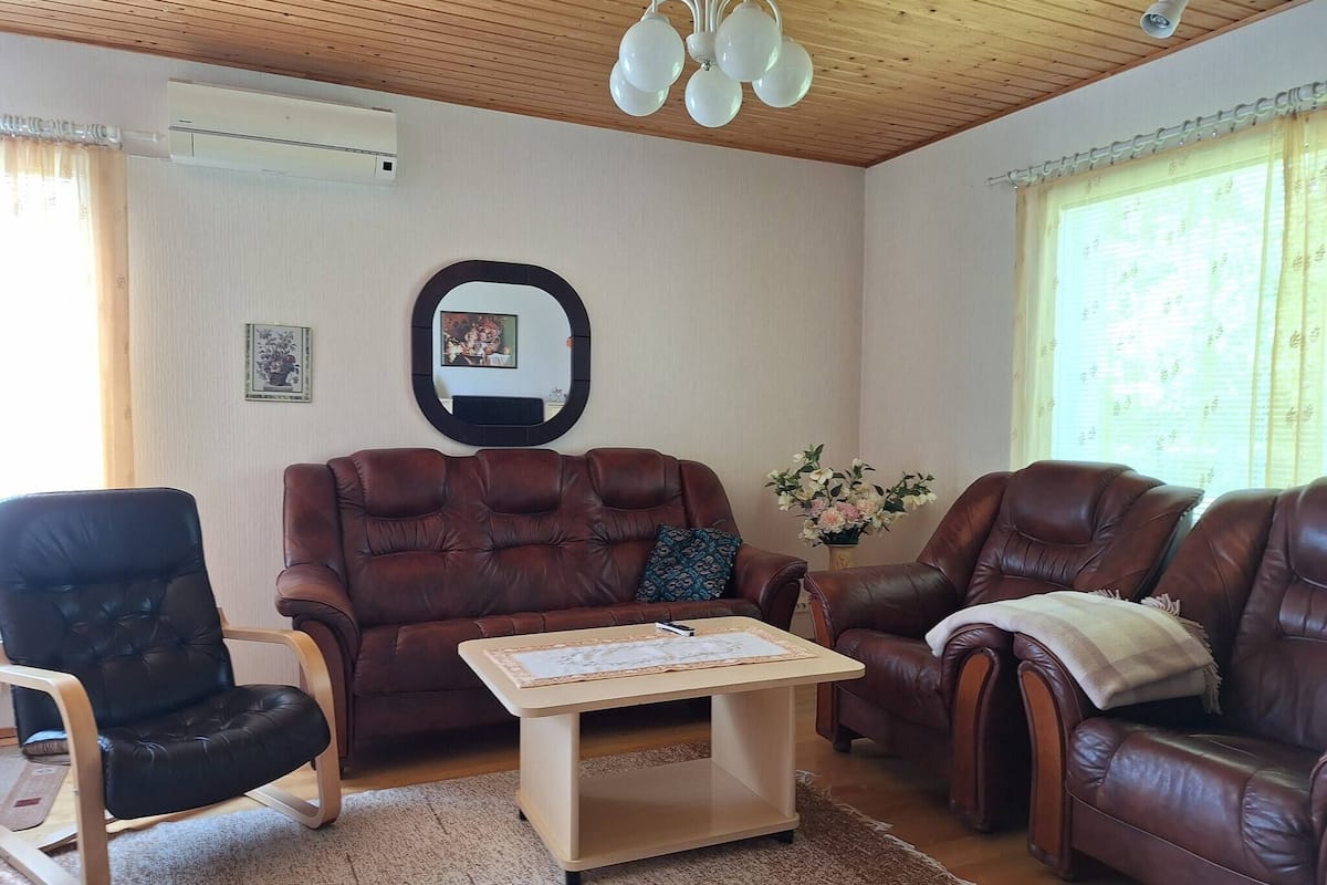 Ferienhaus, 2 Schlafzimmer, barrierefrei, Balkon | Wohnzimmer | Bücher