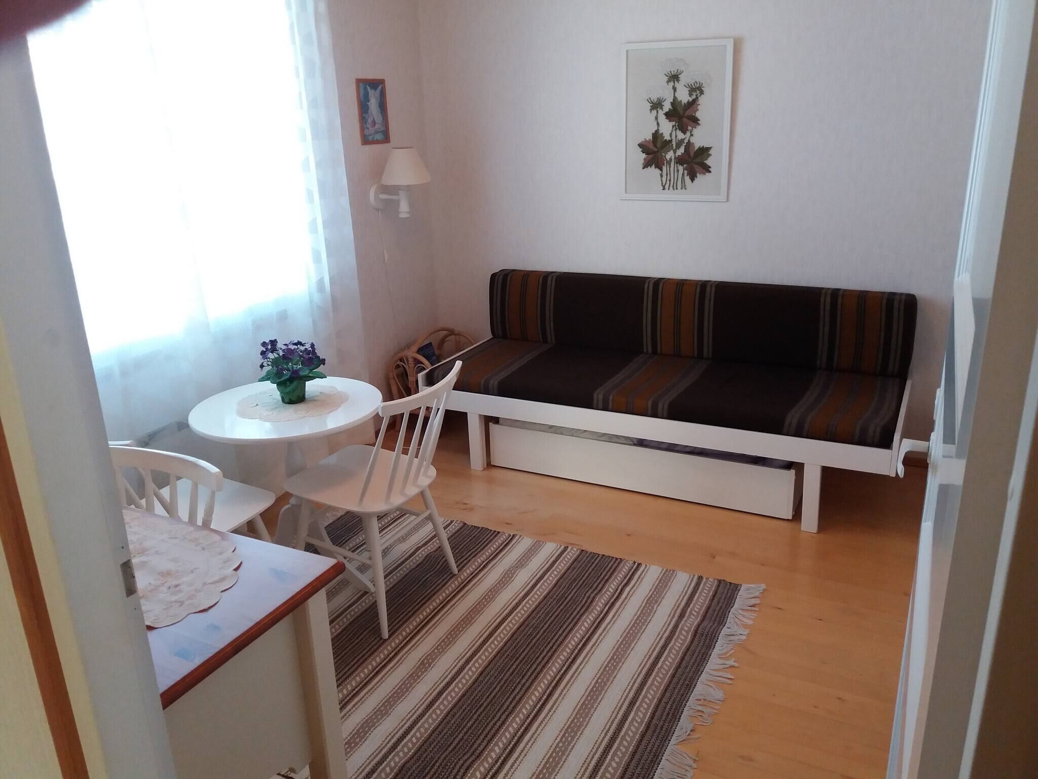 House, 2 Bedrooms, Accessible, Balcony | Living room | Books