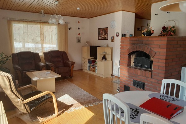 House, 2 Bedrooms, Accessible, Balcony | Living room | Books