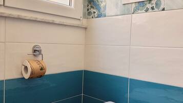 Douche, sèche-cheveux, bidet, serviettes fournies