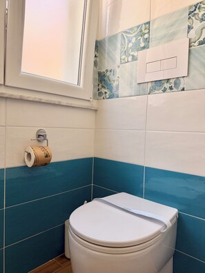 Dusj, hårføner, bidé og håndklær