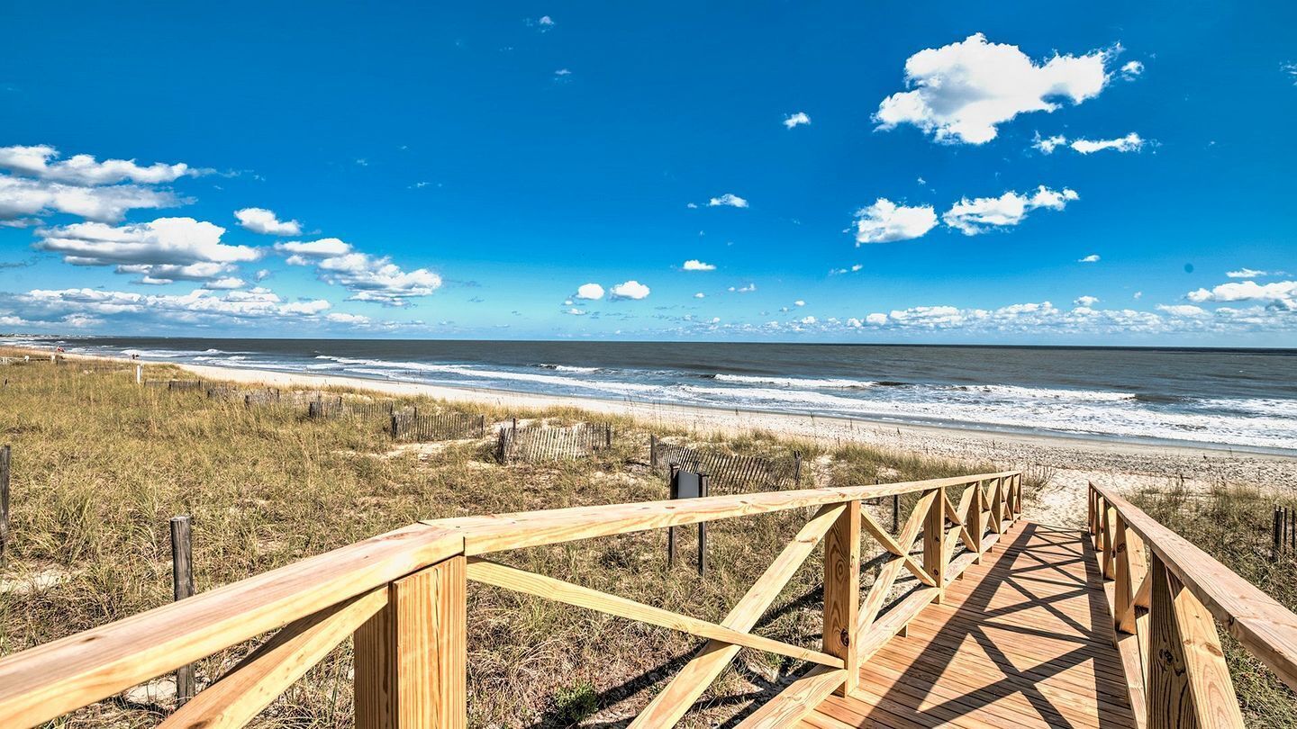Beach nearby, sailing, kayaking, fishing