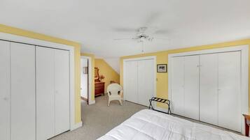 4 bedrooms, desk, iron/ironing board, bed sheets