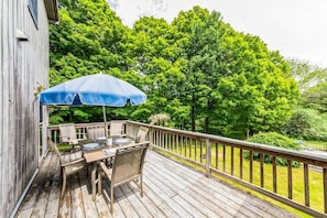 Outdoor dining - Awesome Cottage with Fireplace and Swimming Pool in Sunderland, Vermont (Sunderland)