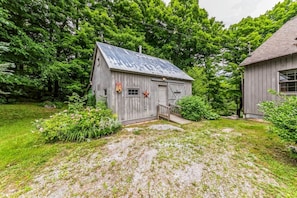 Exterior - Awesome Cottage with Fireplace and Swimming Pool in Sunderland, Vermont (Sunderland)