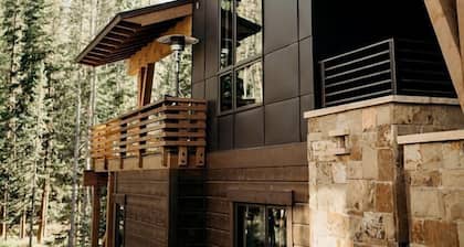 Spectacular Luxury Cabin with Jacuzzi and Breathtaking Design Spaces in Colorado