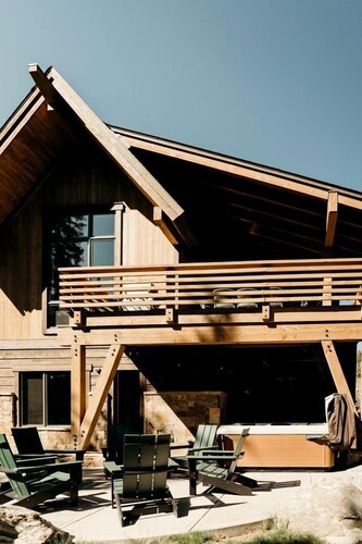 Spectacular Luxury Cabin with Jacuzzi and Breathtaking Design Spaces in Colorado