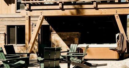 Spectacular Luxury Cabin with Jacuzzi and Breathtaking Design Spaces in Colorado