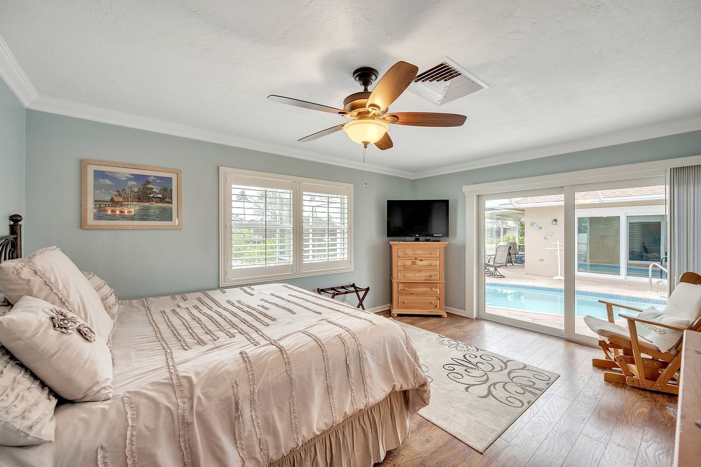 Desk, iron/ironing board, WiFi, bed sheets