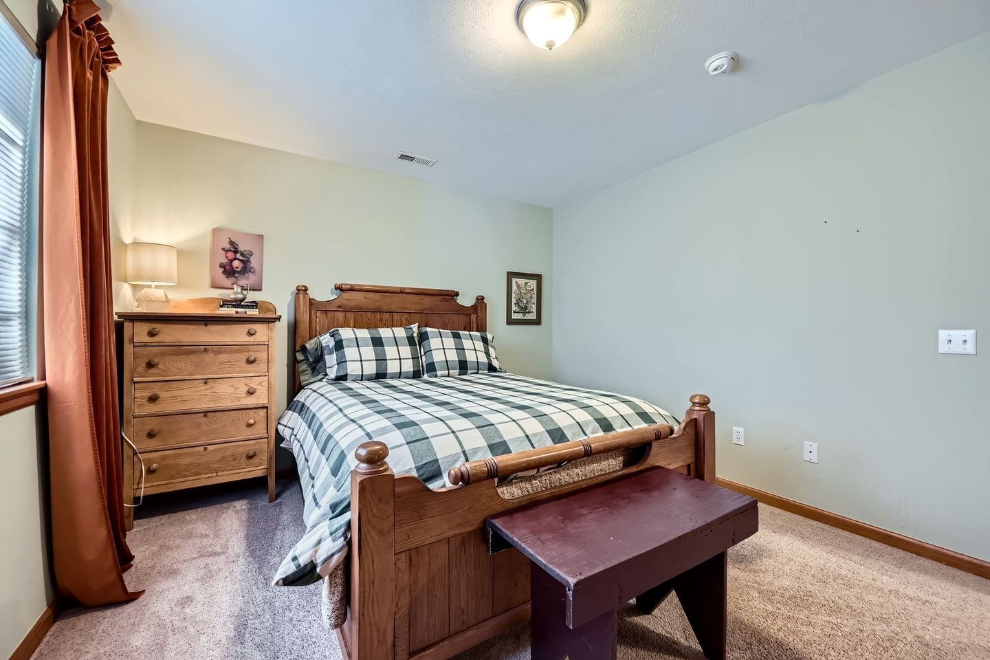 2 bedrooms, desk, iron/ironing board, WiFi