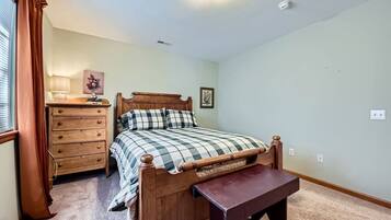2 bedrooms, desk, iron/ironing board, WiFi